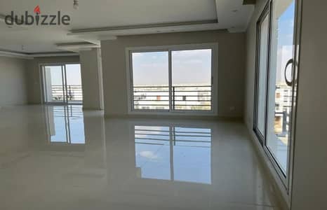 شقه للبيع متشطبه بالكامل في كومباوند (هايد بارك ) برايم لوكيشن خمس دقايق من الجامعه الامريكيه  دايريكت علي شارع التسعين ودقايق من كومباوند مفيدا