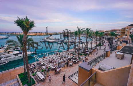 شاليه للبيع في marina marassi 1علي موقع متميز مباشرا علي المارينا مع رؤية للبحر، جاهز للاستلام و مشطب بالكامل