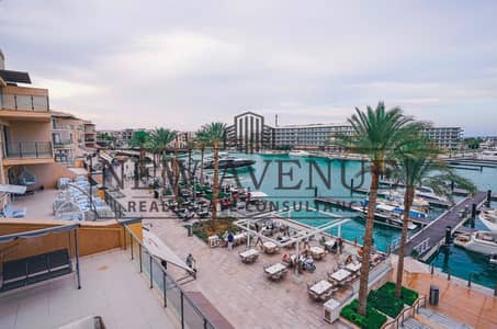 شاليه للبيع في  مراسي مارينا marina marassi 1 علي موقع متميز مباشرا علي المارينا مع رؤية للبحر، جاهز للاستلام و مشطب بالكامل