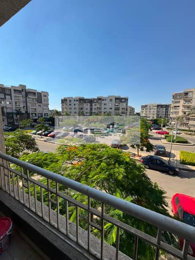 Opportunity to rent in the most prestigious and distinguished phase of Madinaty, Qanun, in B10. Area: 117 square meters. Layout: 3 bedrooms + 2 bathro