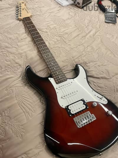 Electric guitar Yamaha Pacifica 112v اليكتريك جيتار ياماها