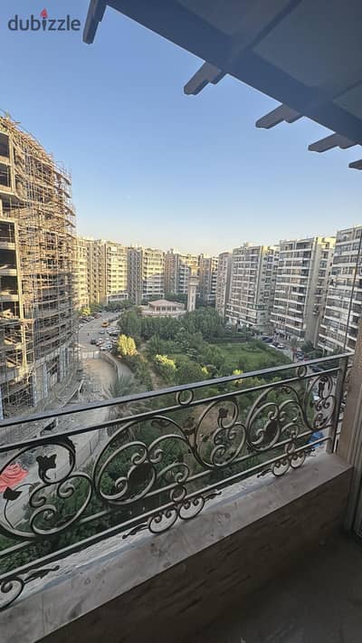 شقه للبيع في  زهراء المعادي في ابراج دارنا فيو جاردن بجوار  كارفور     مساحه 200م  تتكون من 3غرف -3حمام - ريسبشن -مطبخ - بلكونه    الدور  7  يوجد اسان