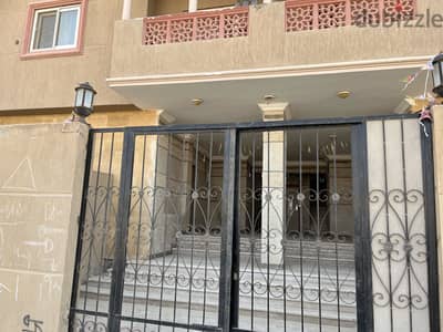 شقه ١٥٢ متر. الحي السادس . هليوبوليس الجديده على  شارع البارون الرئيسي