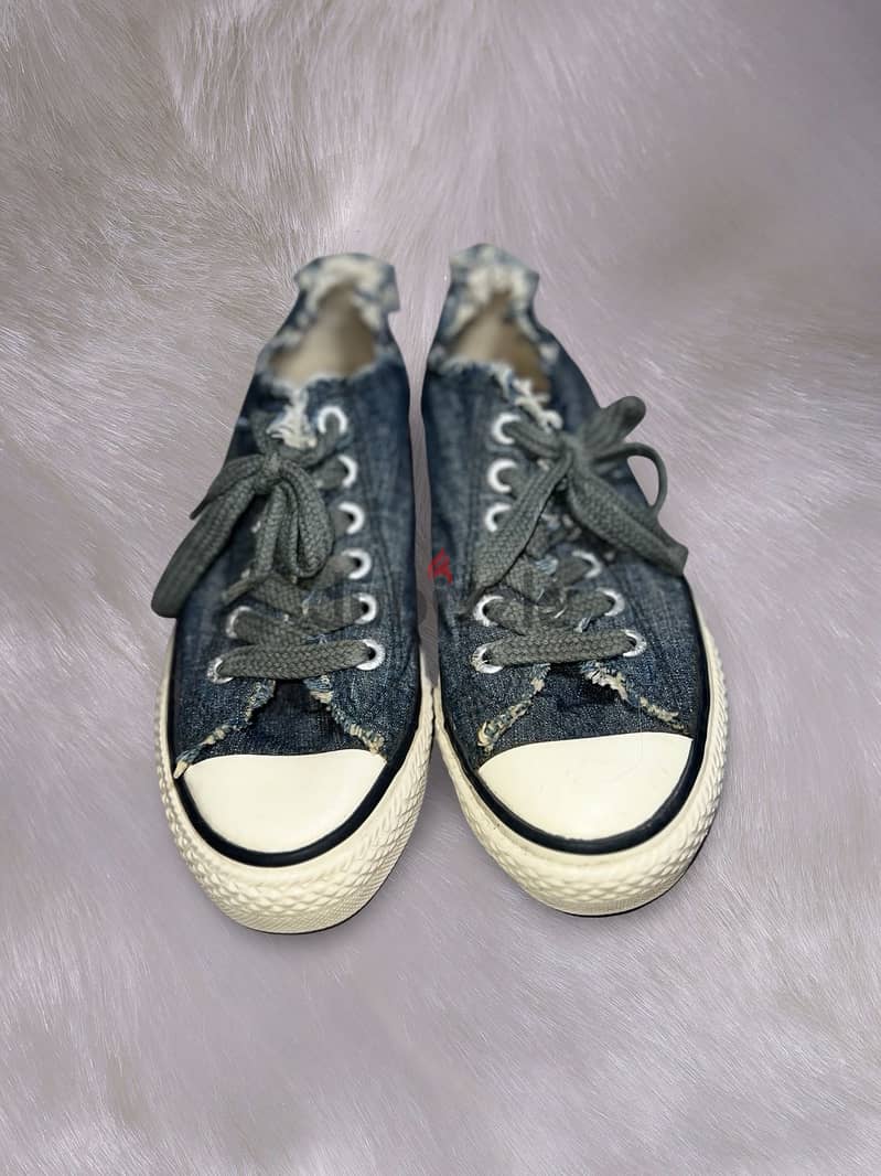 Classic Levi’s Denim Distressed Sneakers 4
