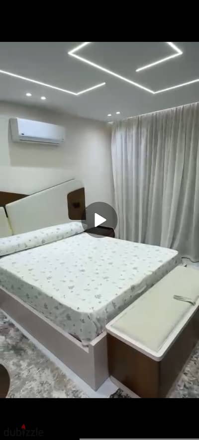 Furnished apartment for rent with three rooms and two bathrooms in Zahra Al-Maadi, Maadi Dunes Compound. There is security and guarding around the clock and there are 4 elevators. All services are available and it is a few minutes to Carrefour and a quarter of an hour to the Fifth Settlement. The apartment is on the fourth floor with a fountain view. A hotel-style apartment at a regular price. 30,000 EGP per month is required.
