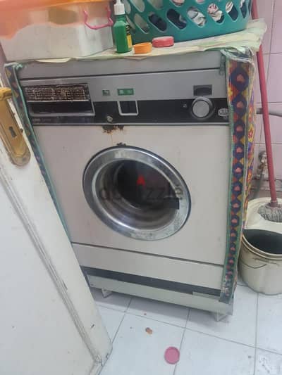 غسالة أوتوماتيكية تعمل بكفاءة