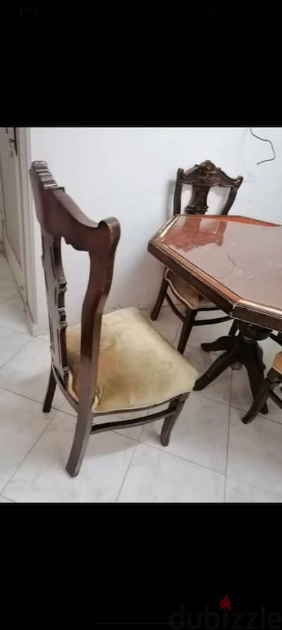 سفره ومعها أربع كراسي خشب زان