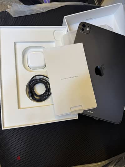 iPad Pro m5 256GB wifi & cellular battery 100% شحنتين فقط