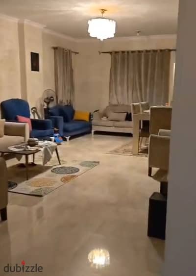 شقه للبيع في الحي الثامن بالقرب من سعودي ومدرسه النيل
