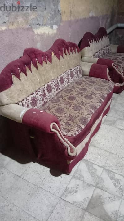 انتريه عباره عن  ٢ كرسى + كنبه دبل + كنبه كبيره
