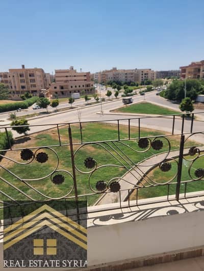 يوجد شقه الدور الثالث واجهه رئيسيه  ٣ غرف  ٢حمام  مطبخ أمريكى رسبشن واسع بلكونه كبيره .  مطلوب 10000 ج  مطلوب اسره مصريه فقط وغير مطلوب العزاب او الشركات.