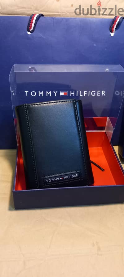 محفظه tommy Hilfiger جلد طبيعي أسود _ اورجينال ١٠٠% - بالبوكس والشنطه