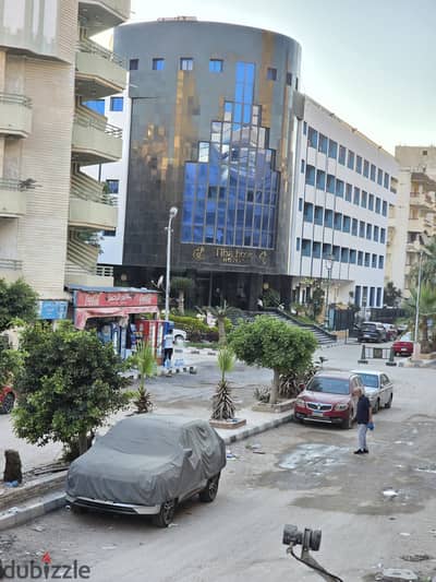 شقه للبيع في اسكندريه شاطئ النخيل تطل على فندق الدفاع الجوى موقع متميز سكنى ومصيفى رائع مسجلة كاملة المرافق