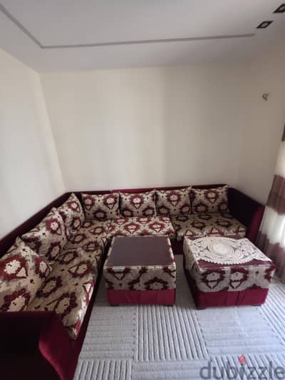 ركنة ٢ كنبة و٢ تربيزة بالزجاج