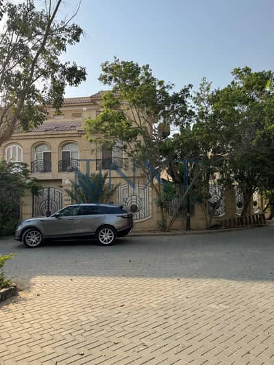 للبيع توين هاوس ناصية بحري في كمبوند زايد 2000 | مباني 330م تشطيب وديكورات فاخرة | شامل الفرش والأجهزة والتكييفات كاملة وجاهز للسكن الفوري