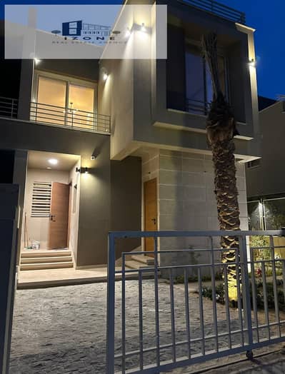توين هاوس للإيجار في Palm Hills PK2 320م مباني و365م أرض و242م حديقة 4 غرف نوم منهم ماستر وغرفة ناني مطبخ وأجهزة وتكييفات