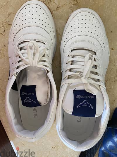 Sports shoes