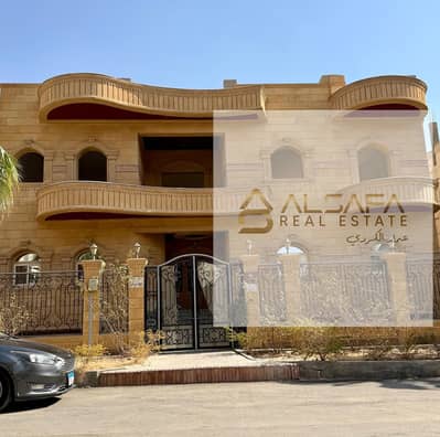 للبيع فيلا في كمبوند النخيل التجمع الاؤل مساحه الارض 841 م مبني 620 متر
