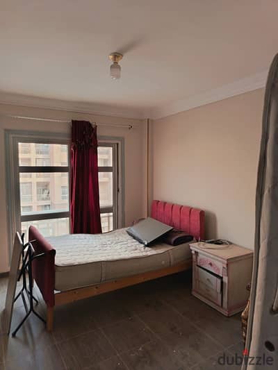 Available for sale in Madinaty, a great deal: 116 sq m, 3 bedrooms, 2 bathrooms, in one of the best phases of Madinaty, close to services and First Season Park.