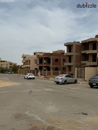 With 50% down payment and installments over 18 months, own a 240m apartment with an excellent layout of 4 rooms and 3 bathrooms in the heart of Al-Shorouk city
