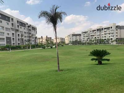 For sale, a ground floor apartment in Garden b10 directly facing the services, garden view, 106m + 55 garden, 3 rooms + 2 bathrooms, Talaat Moustafa in Madinaty