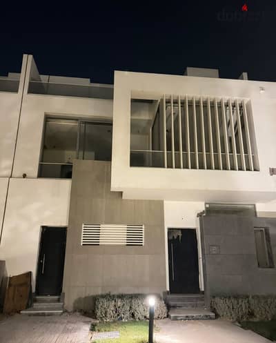 للبيع تاون هاوس استلام فوري متشطب بالتكيفات واسانسير كمبوند جولز علي البحيرة 6 اكتوبر توسعات شرقية
