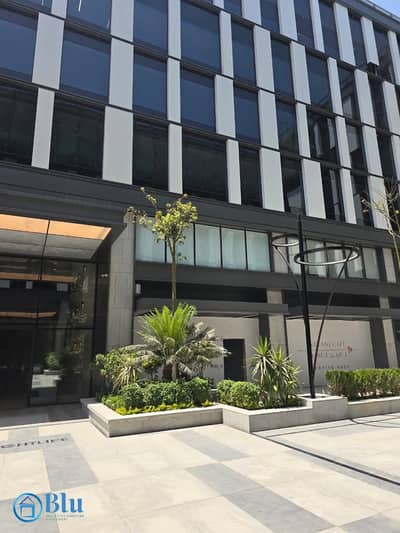 مكتب متشطب 185 متر للايجار فى Park St. East يطل علي البلازا أمام أم شريف بموقع مميز