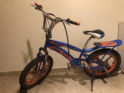 دراجة BMX مع القفل في حالة جيدة واستخدام خفيف