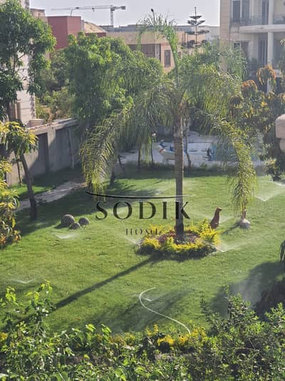 Ultra-luxurious, fully furnished apartment in a prestigious and upscale villa neighborhood in the Sixth District. Sale includes kitchen and air condit