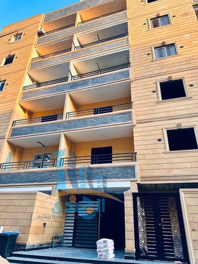 Apartment for sale in Hadaeq Al-Ahram, very distinctive, ground floor with a garden. The apartment is excellent, and a very, very distinctive apartment with excellent finishes, ultra-super luxury, and first residence. The price is very, very special for quick sale, and the building is inhabited in the first gate in area A on a paved residential street next to all services.