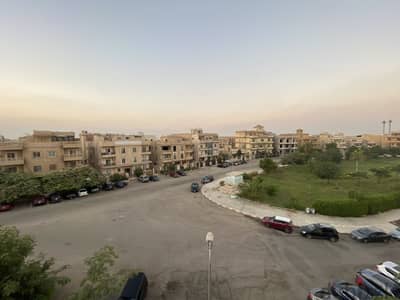 للبيع 4 غرف مقفولين دور 1 بحري علي حديق موقع مميز جدا جنوب الاكادميه