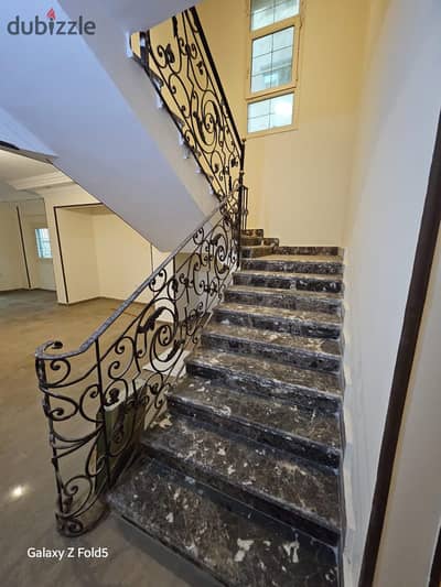 Duplex for rent 240m with an open sea view on the main street, with all services available, allowed for a family or administrative use.