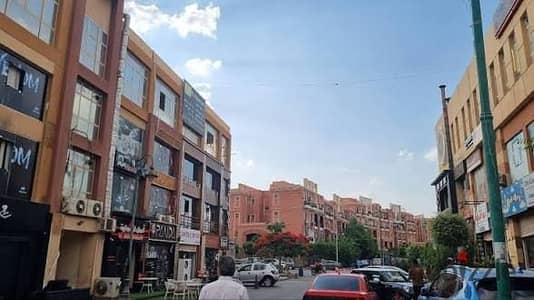 محل للبيع ٣٨ متر تشطيب سوبر لوكس وجها بمول المعز الشيخ زايد