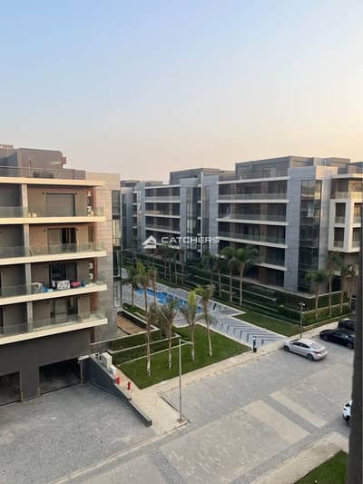 Apartment for sale with a dual view (landscaped areas and swimming pool) and immediate delivery in the El Patio Oro (La Vista) compound, in the heart