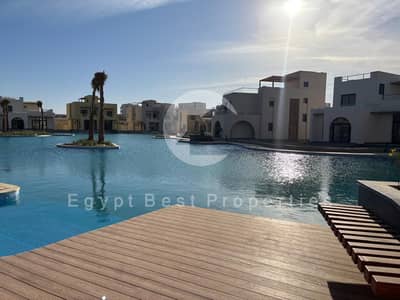 شاليه 2 غرف عائم على لاجون في طرح جديد من مكادي هايتس - كامل التشطيب بجاردن و مدخل خاص و تراس على لاجون  بتقسيط 8 سنين