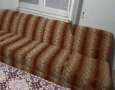 انتريه كنبه واتنين كرسي و اتنين مسند بمرايه وادراج و بوفيه بسعر لوحده