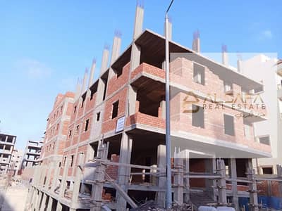 Building for sale in the "Supplementary Neighborhood" of Beit Al-Watan (South of Suez Road, Fifth Settlement). The structure comprises a basement, gro