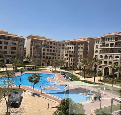 شقة مفروشة بالكامل للإيجار في "90 أفينيو" بالقاهرة الجديدة، بإطلالة على حمام السباحة.