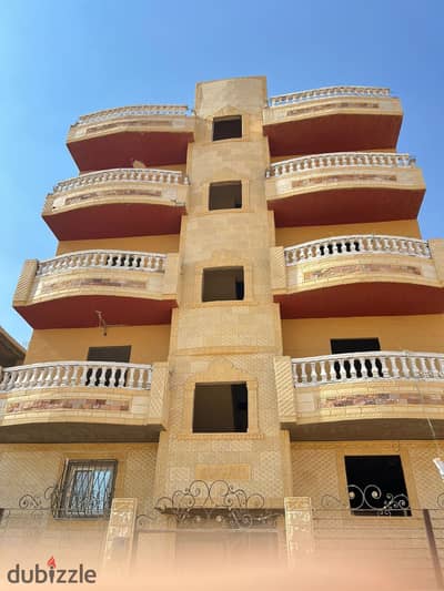 شقة في موقع مميز جدا امام طريق السويس مباشر في حي المتميز في المنطقة السابعة شايفة طريق السويس و ابراج العاصمة امام جاردن كبيرة