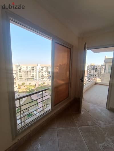 For sale, an apartment in the Dar Misr compound, Andalus Zone 1, directly on the south 90th and in front of the Hyde Park compound, area 140m on a wide garden, first residence, very distinguished.