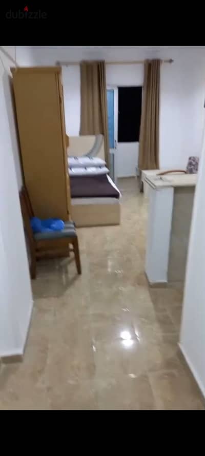 استديو مفروش للايجار السنوي اسره غرفه وحمام ومطبخ داخل كمبوند امن وحراسه 24 ساعه يوجد حمامات سباحه يوجد حديقه خاصه يوجد جميع المرافق مياه وكهرباء واسانسير بالإسكندرية العجمي الكيلو21 بشاطئ النخيل بموقع متميز جدا