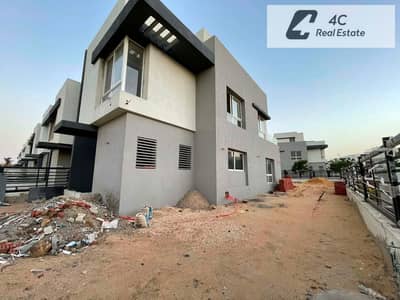Townhouse for sale below market price, 250 m corner, immediate delivery, 85% finished, prime location with landscape view in Hyde Park, New Cairo.
