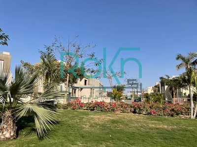 تاون هاوس متشطب بالتكييفات للبيع بموقع مميز داخل The Crown Palm Hills إطلالة مفتوحة على اللاندسكيب