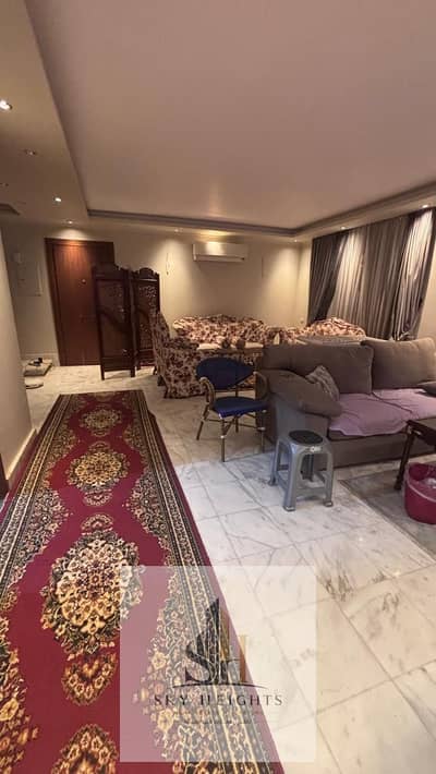 شقه للبيع في مدينتي في b6 لوكيشن مميز جمب جميع الخدمات تشطيبات خاصه مساحه 131 متر  3غرف نوم وحمام بسعر مناسب