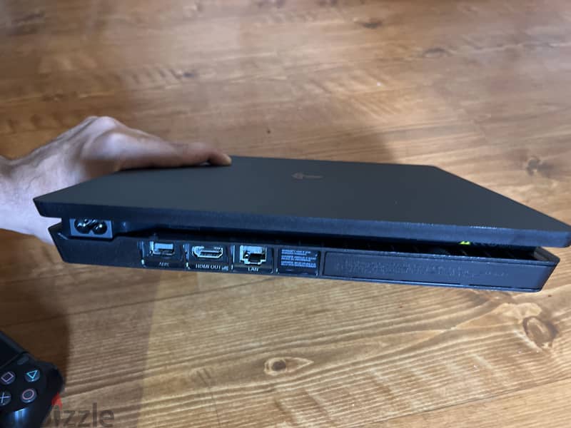 PlayStation 4 Slim 1