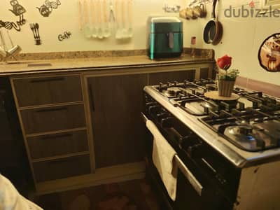 دولاب مطبخ بحاله جيده جدا  اتنين درفه و٤ درج بحاله ممتازه استعمال عروس