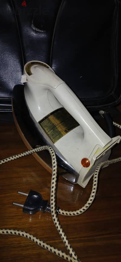 National Dry iron 1000 Watts مكواه ياباني ناشونال بحالة الجديد