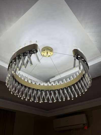 نجفة LED باللون الذهبي