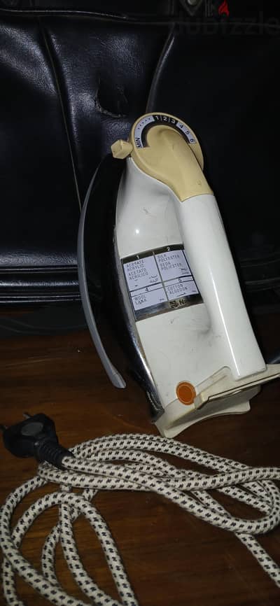 National Dry iron 1000 Watts مكواه ياباني ناشونال بحالة الجديد