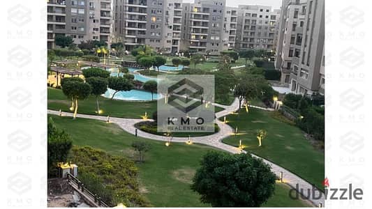 Apartment for rent, a catch at a price of 35,000, kitchen and air conditioners, 3 rooms, 185 m, ultra super lux, lowest price for rent in the Fifth Settlement, inside the Compound The Square, Sabour, and with a distinctive view.